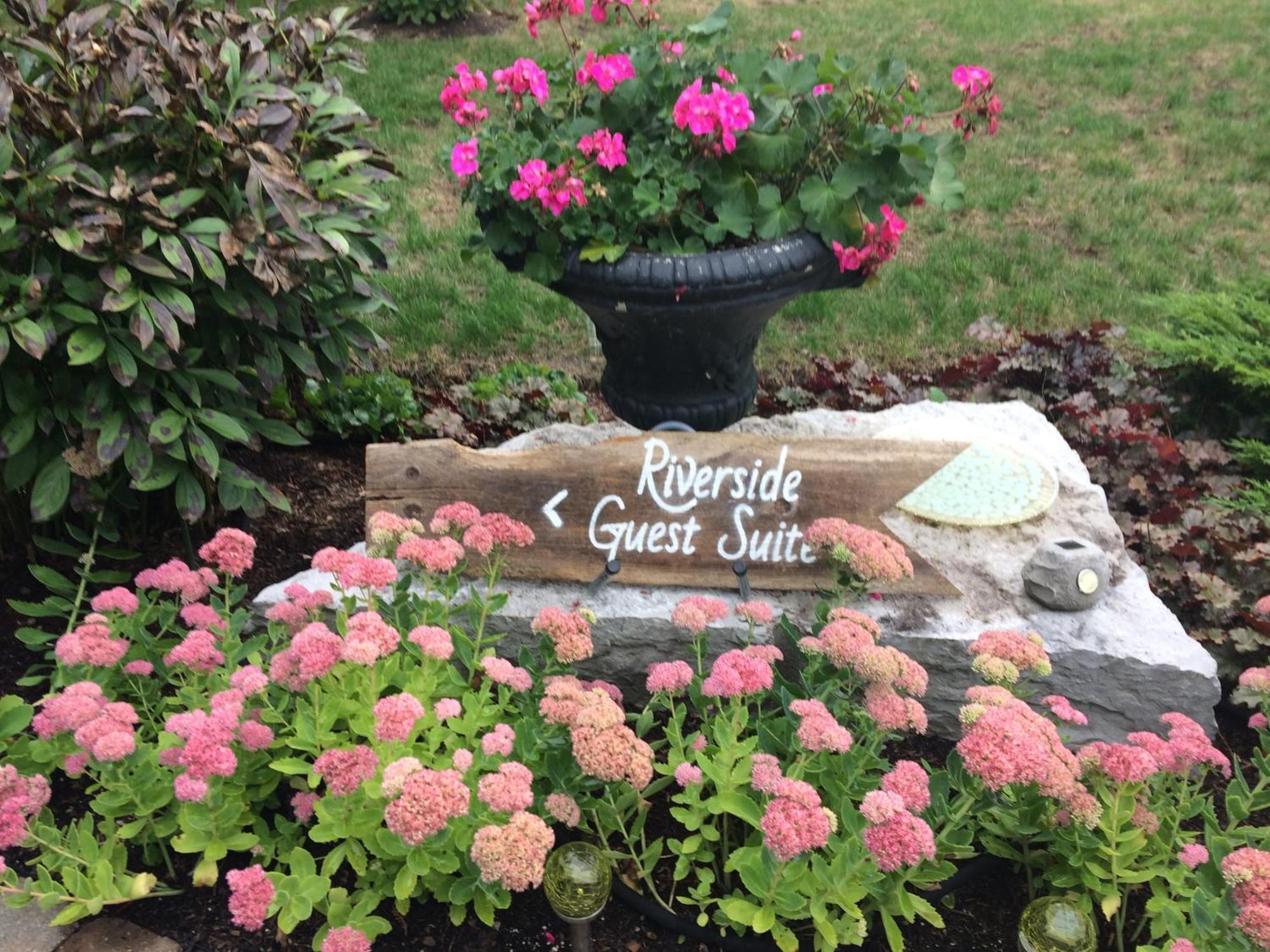 Romantic Riverside Suite In Elora Exterior photo